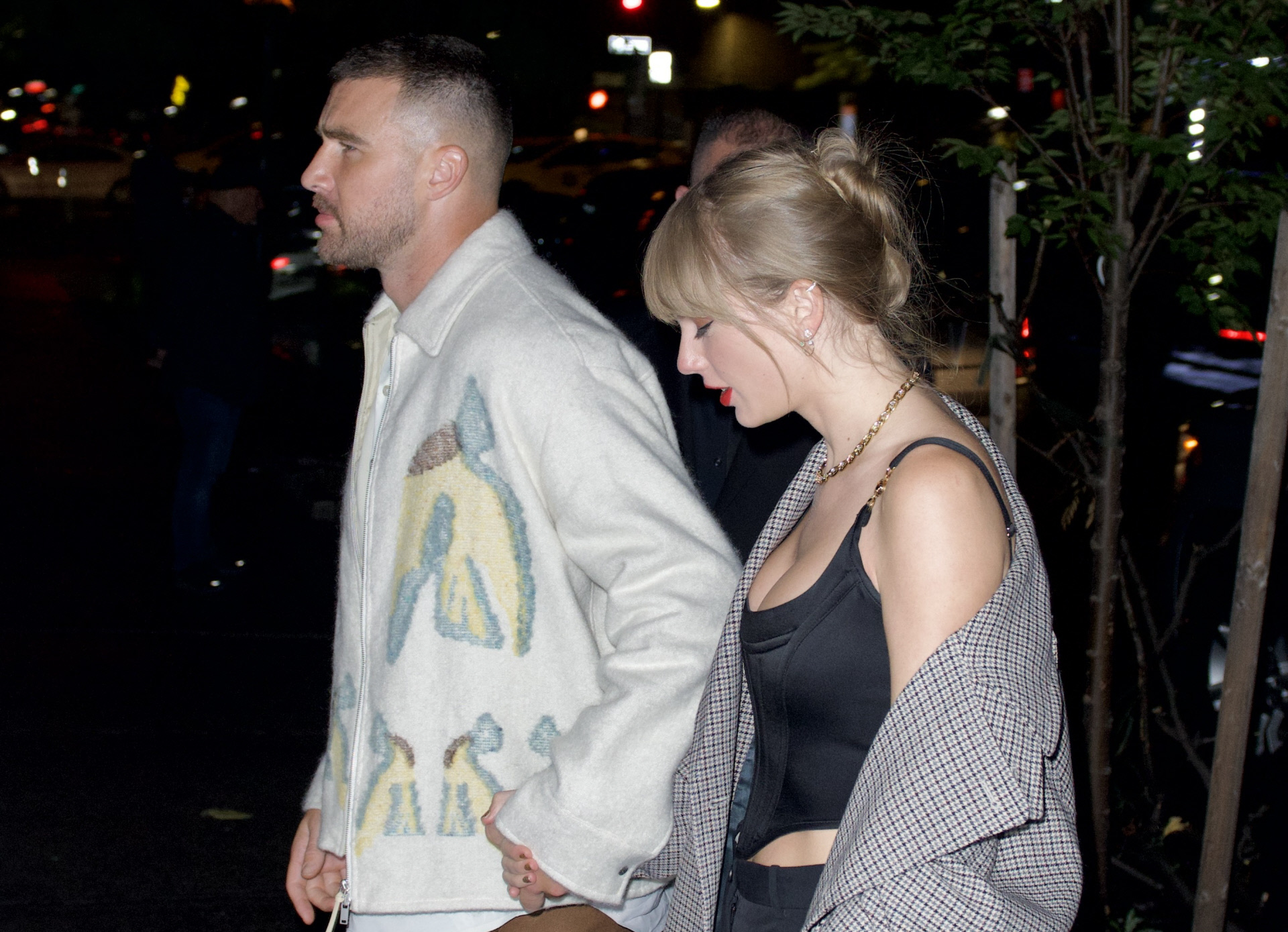 Taylor Swift y Travis Kelce confirman su romance al pasear de la mano por  Nueva York | Famosos