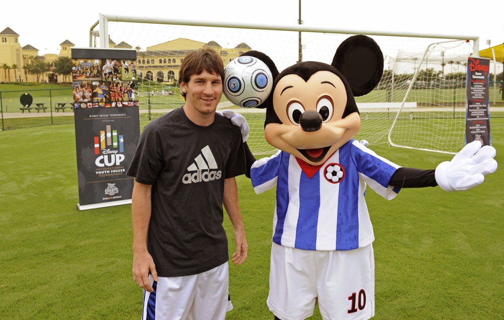 Leo Messi And Mesut Özil Have No Regrets Over The Timing Of Their Trip To  Disney World - Howler Magazine