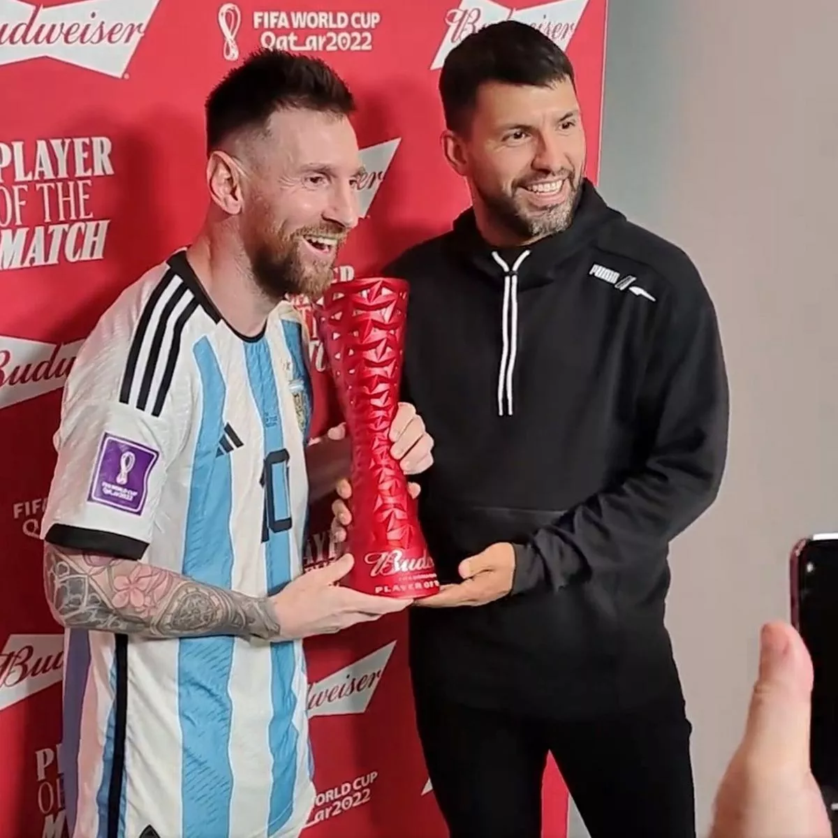 Lionel Messi offers to give away man of the match award after it's given by  Sergio Aguero - Mirror Online