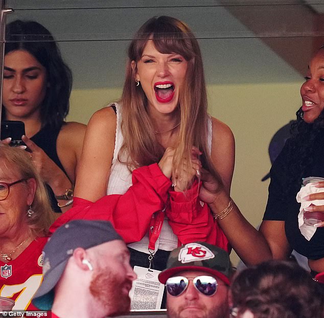 Get out! A Taylor Swift fan has claimed the star paid for an entire restaurant to eat, so she could clear the eatery for her and rumoured flame Travis Kelce