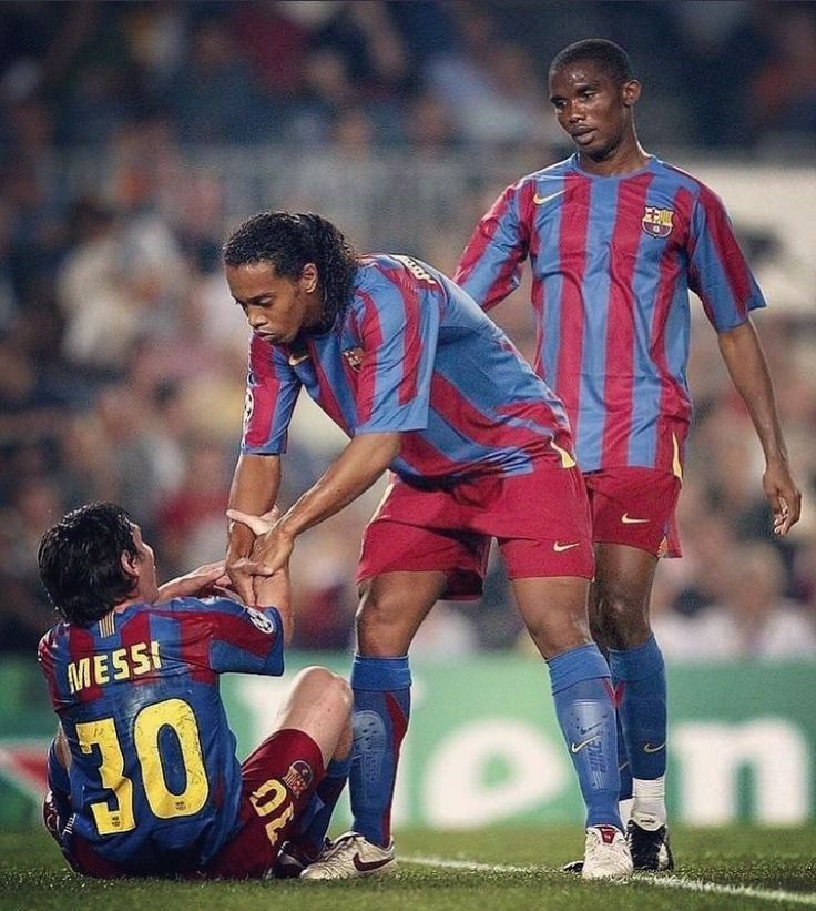 Ronaldinho y Etoo animaron a Messi después de una situación en la que el Junior recibió una falta en la liga de Campeones.  Foto: AFP