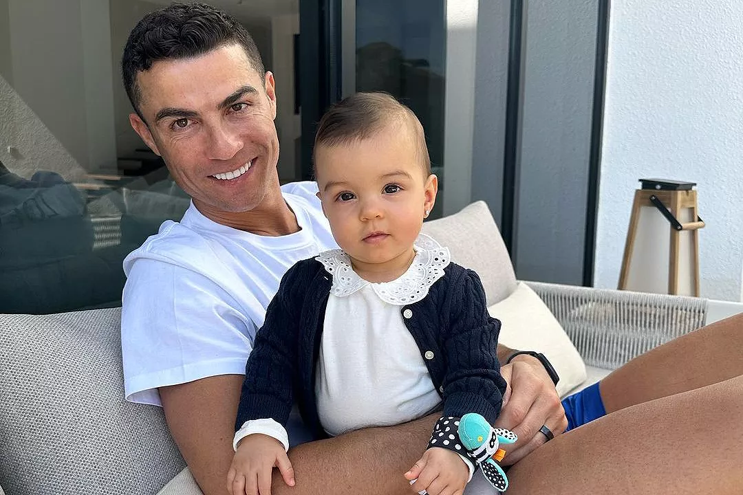 Cristiano Ronaldo Cuddles Daughter Bella