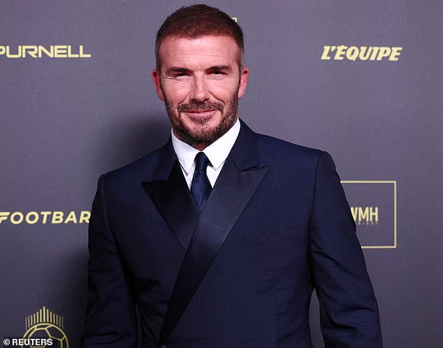 David Beckham lució elegante con una chaqueta cruzada azul marino en la ceremonia del Balón de Oro