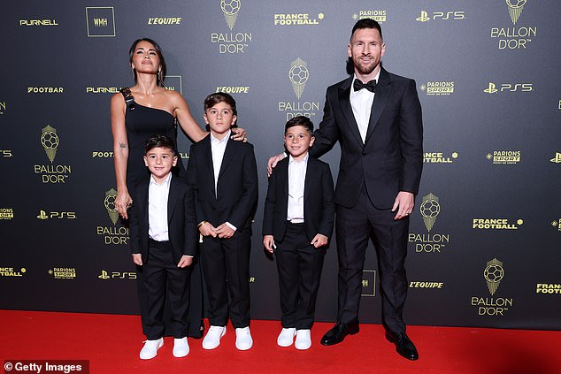 Messi estuvo acompañado de su esposa Antonela Roccuzzo y sus tres hijos en París