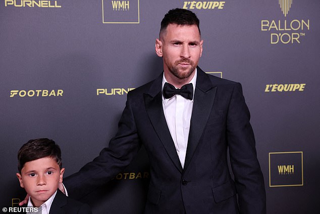 Lionel Messi optó por un tradicional esmoquin al llegar a la ceremonia del Balón de Oro