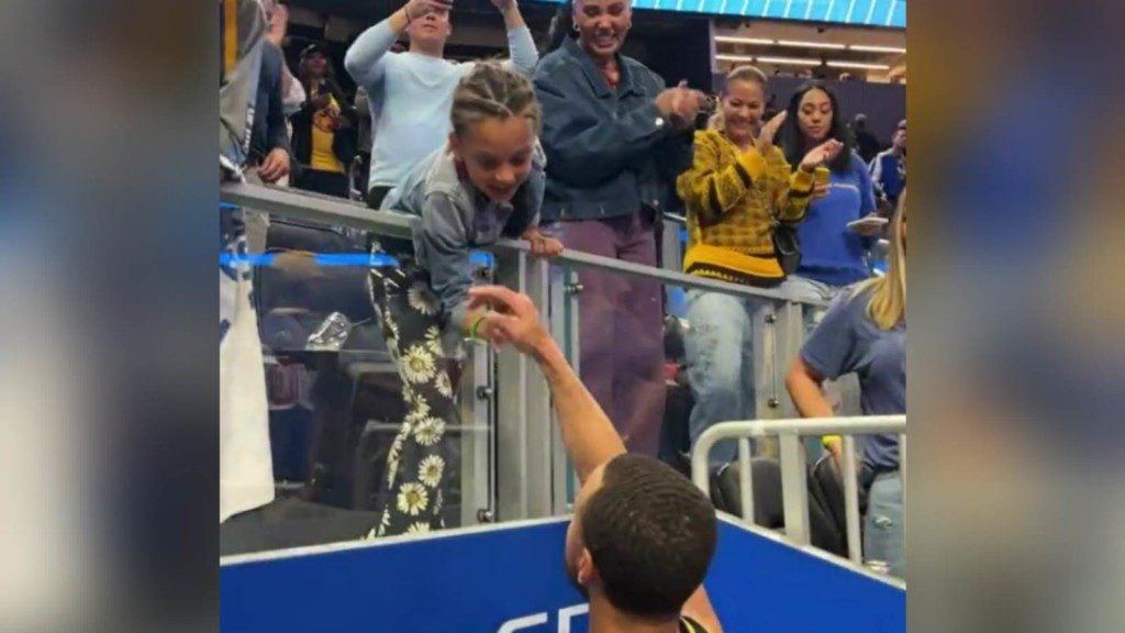 They have been practicing that behind Ayesha's back” Stephen Curry and  daughter Ryan display their ELITE handshake as Ayesha stares in amazement –  FirstSportz