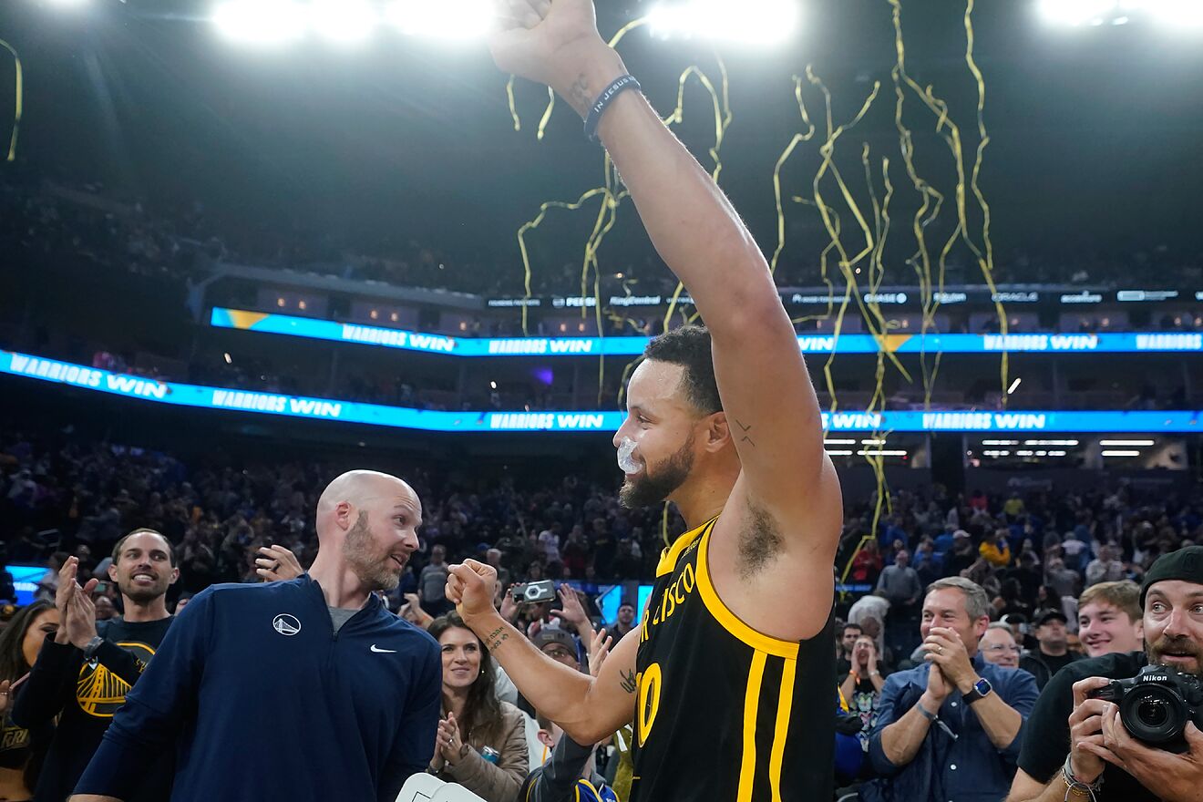 Stephen Curry's viral handshake with daughter Ryan after Warriors win against the Rockets