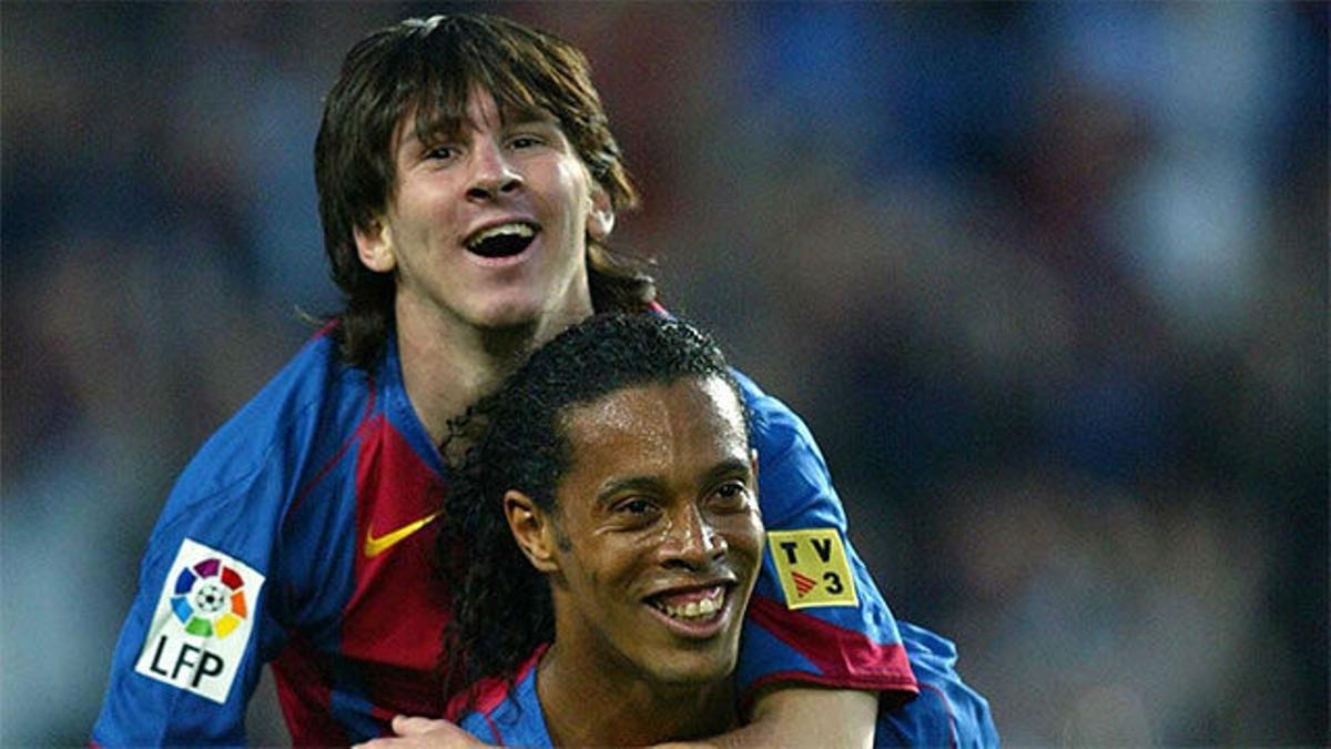 Ronaldinho carried Messi on his shoulders after the junior scored the first goal of his career against Albacete in La Liga on May 1, 2005.  Photo: Diario Sport