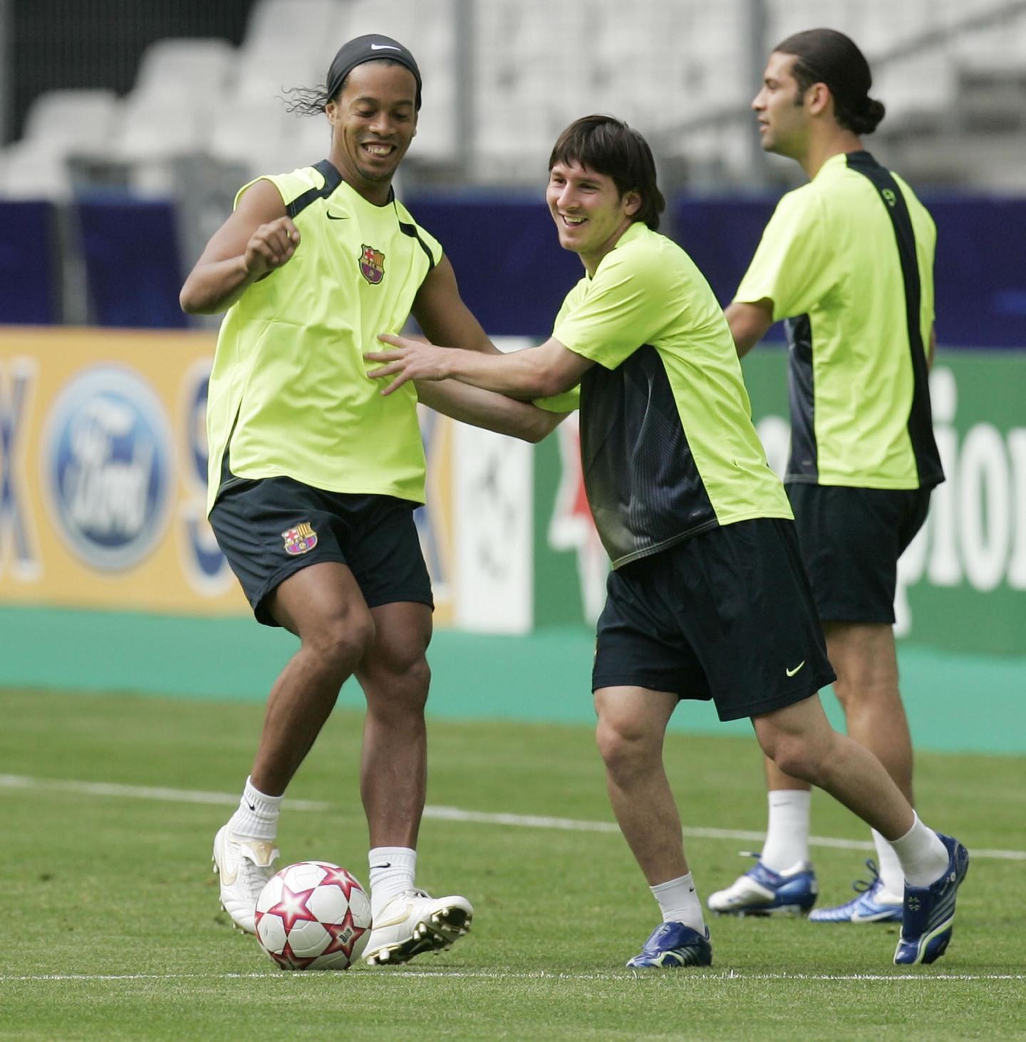 Ronaldinho and Messi in a training session with Barca.  Photo: Times