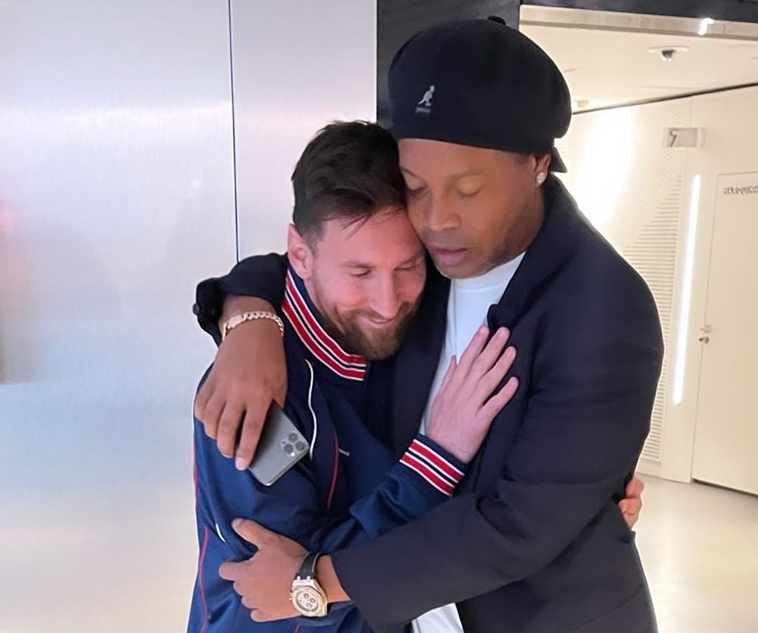 Ronaldinho abrazó íntimamente a Messi cuando ambos se reencontraron antes del partido del PSG contra el RB Leipzig por la Liga de Campeones en octubre de 2021. Foto: Instagram/ronaldinho