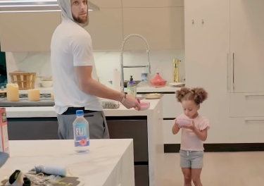 likhoa youre the hotel worker and my daddy stephen currys cooking led to an incredibly wholesome moment with daughters riley and ryan 65636400af83e “you’re The Hotel Worker And My Daddy!”: Stephen Curry’s Cooking Led To An Incredibly Wholesome Moment With Daughters Riley And Ryan