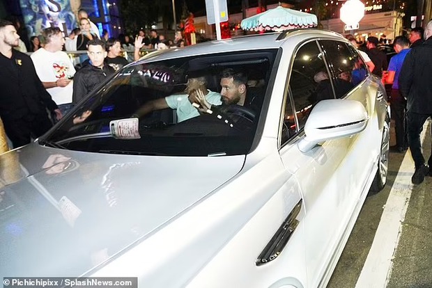 Messi and his wife take a 15 billion supercar to dinner, bodyguards have to protect every step - Photo 7.