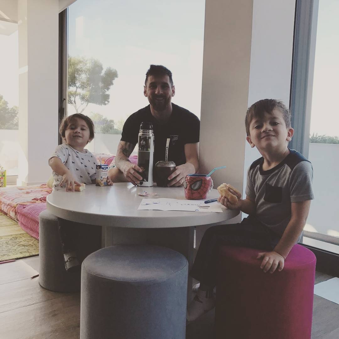 ⎊Juguem Com Som⧗ : IG Lionel Messi: “Having Breakfast with them...