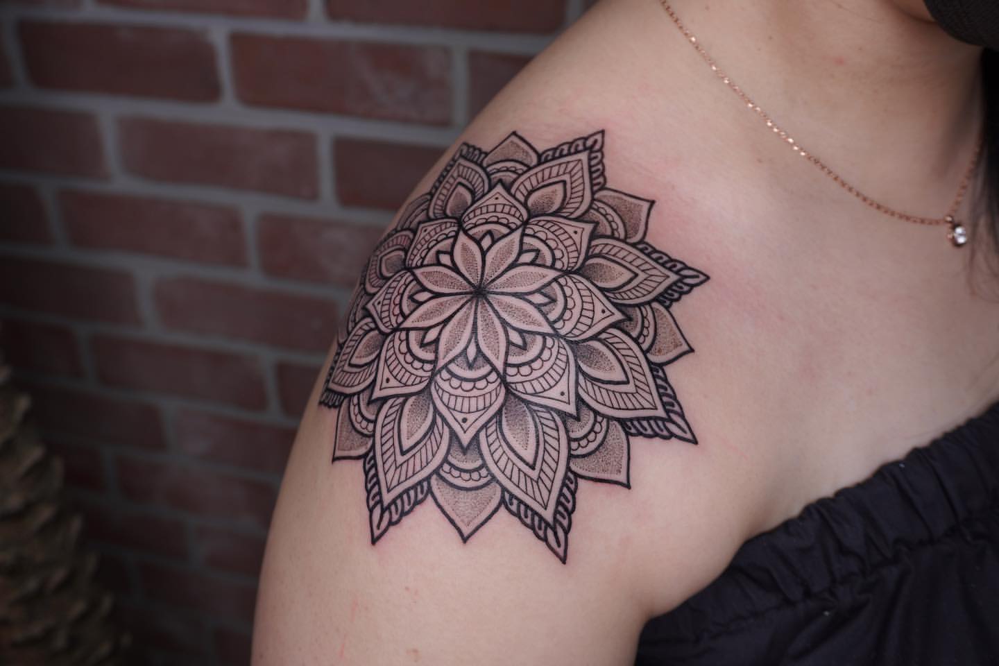 Shoulder Tattoos for Women 3