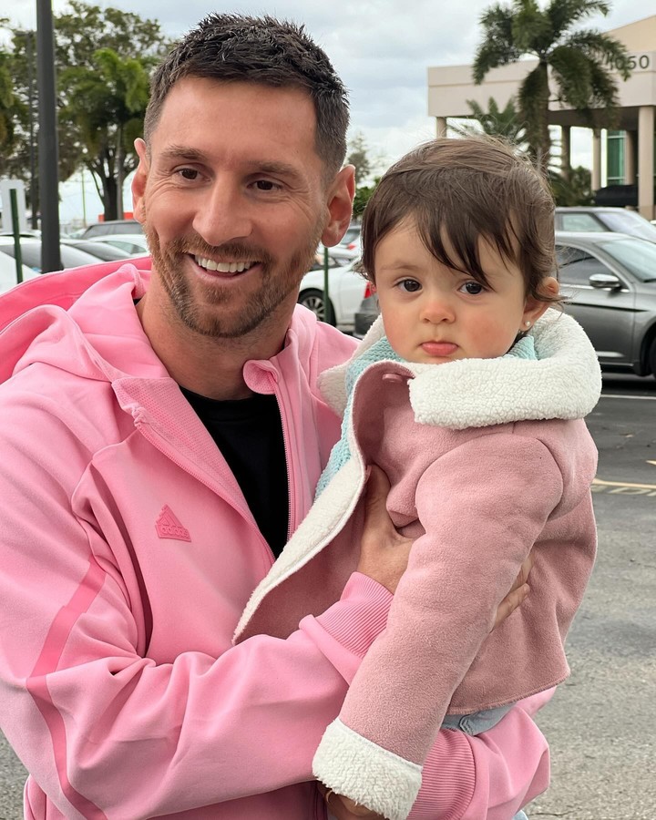 Lionel Messi with IsaƄella.