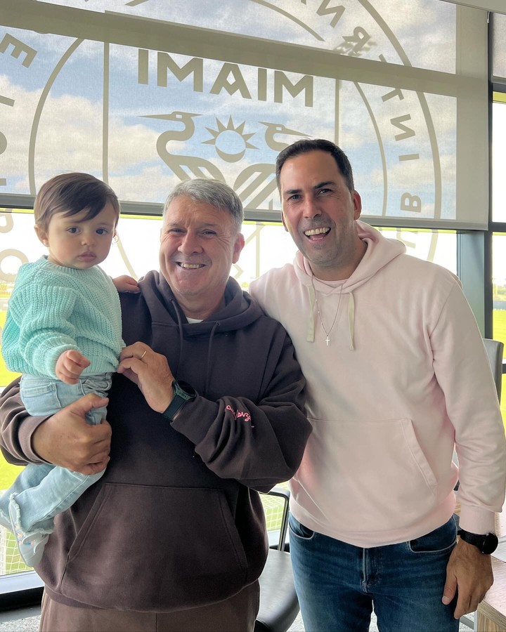 Gerardo Tata Martino along with Martin Areʋalo and IsaƄella, the journalist's daughter.