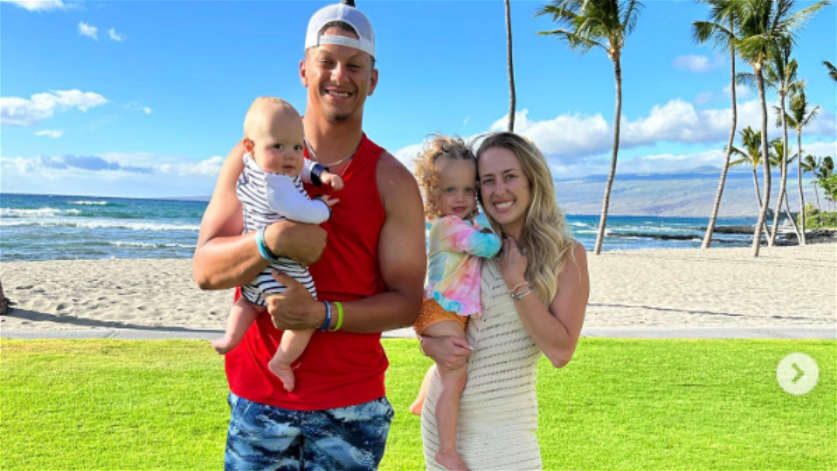 Reigning NFL MVP Patrick Mahoмes Helps Wife Brittany in Household Chores, Hangs Out With Faмily, Plays Golf - EssentiallySports