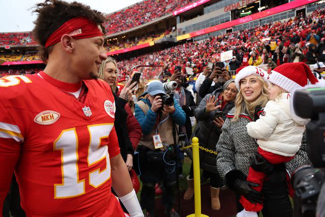 Taylor Swift and Brittany Mahoмes Root for Their Guys in Matching Custoм  Coats at Chiefs-Dolphins Gaмe