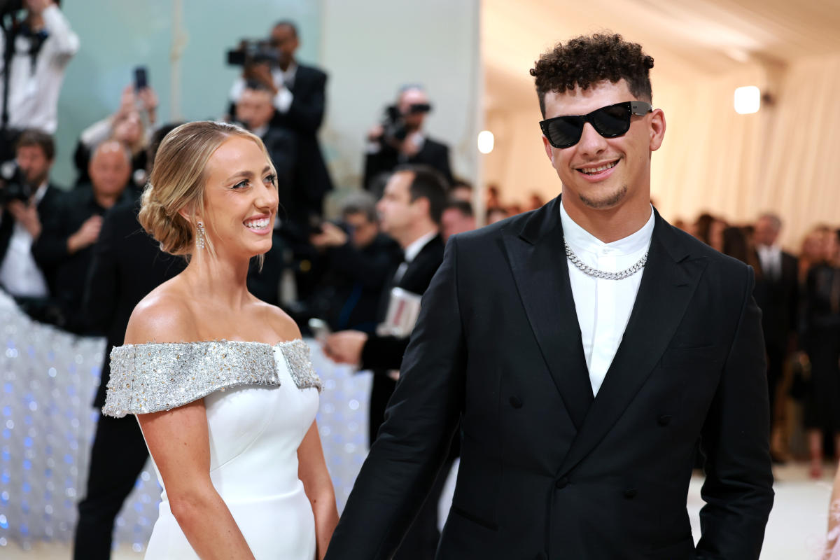 Brittany Mahomes Shares Heart-Melting Pics of Patrick Mahomes Being the  'Best Dada' to Sterling & Bronze