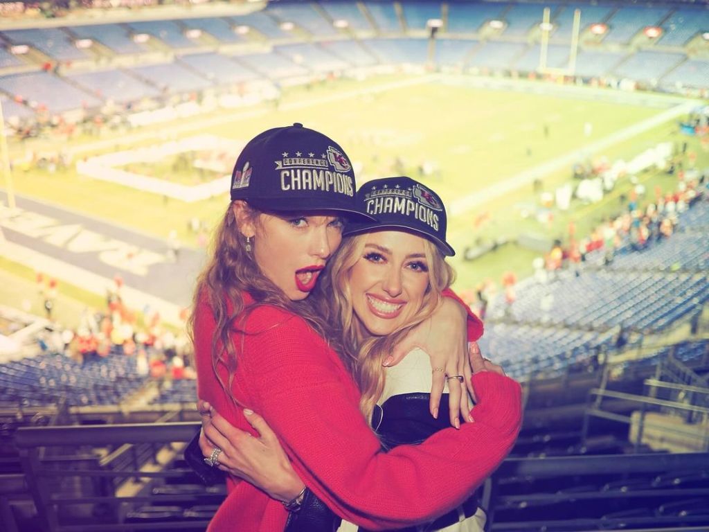 Taylor Swift and Brittany Mahoмes hug