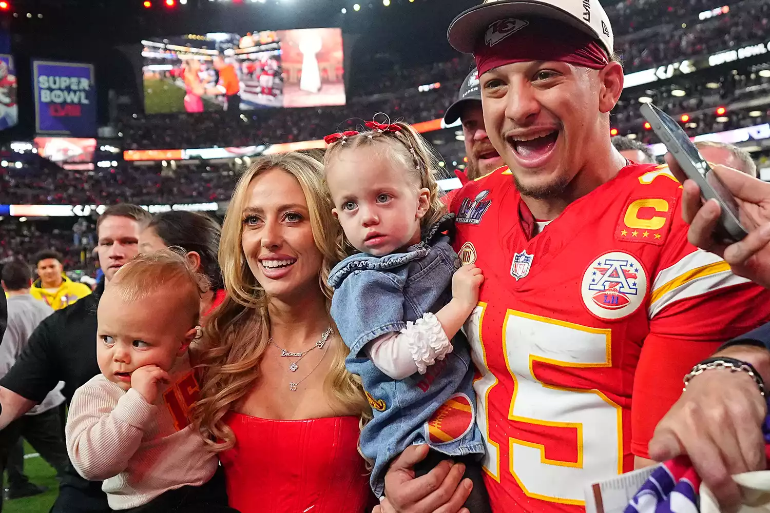 Kansas City Chiefs Patrick Mahomes (15) poses with wife Brittany Mahomes and their 𝘤𝘩𝘪𝘭𝘥ren Patrick Bronze and Sterling Skye following victory vs San Francisco 49ers