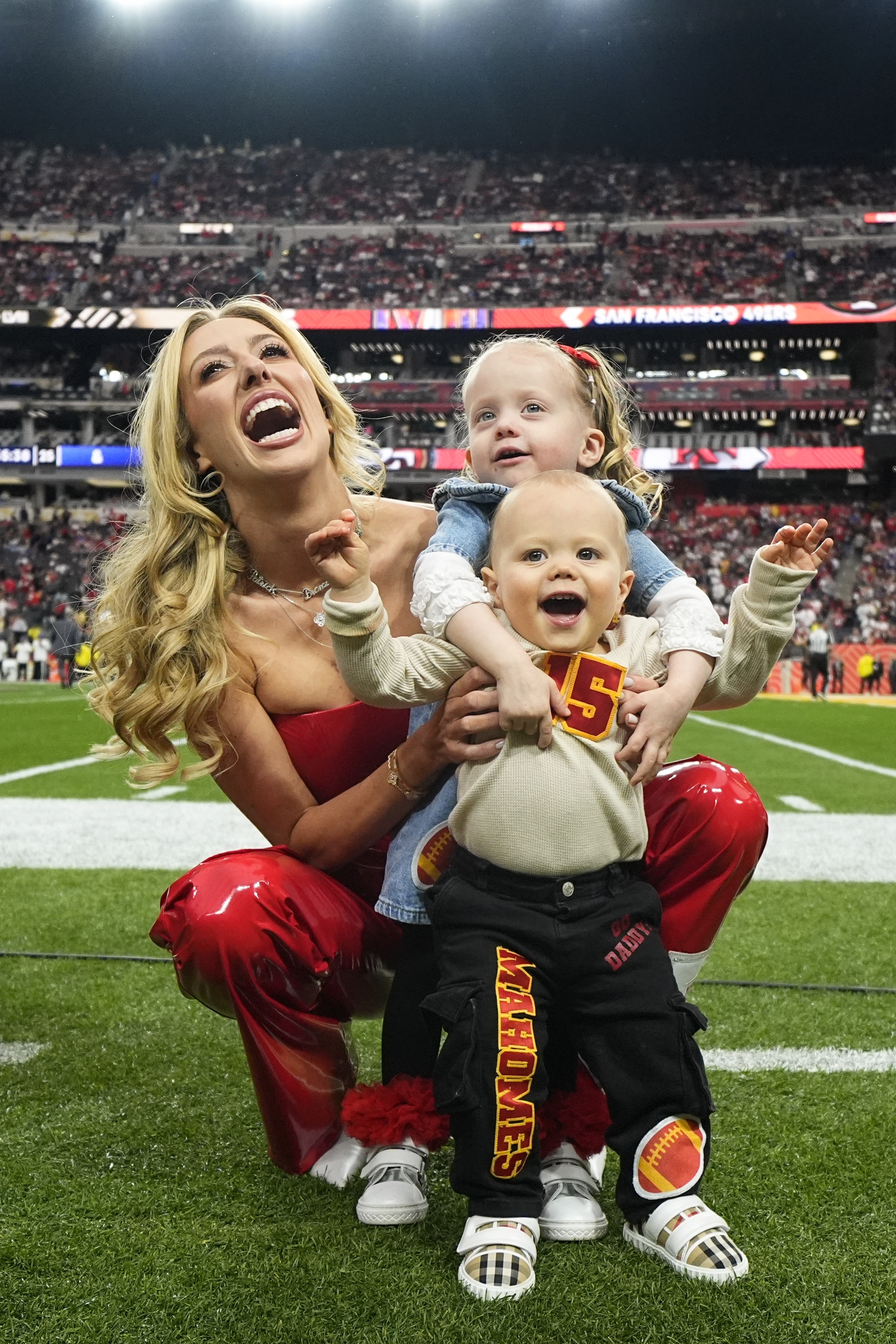 Brittany Mahomes poses for a photo with her 𝘤𝘩𝘪𝘭𝘥ren Sterling and Bronze before the NFL Super Bowl 58 football game between the San Francisco 49ers and the Kansas City Chiefs, Sunday, Feb. 11, 2024, in Las Vegas. (AP Photo/Julio Cortez)