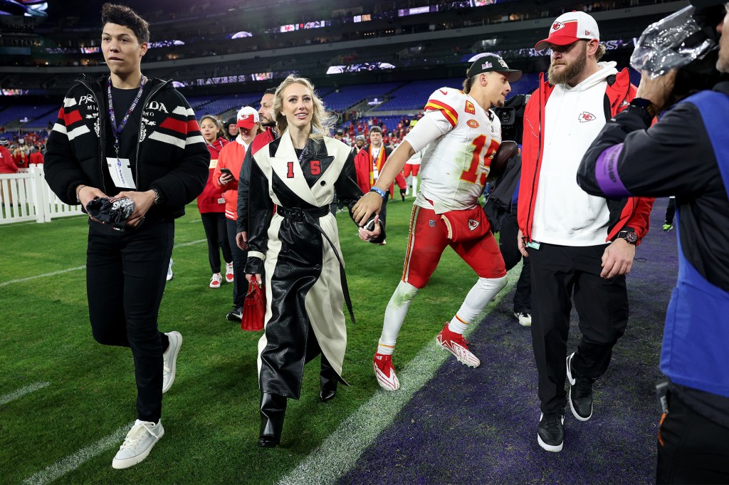 Chiefs QB Patrick Mahoмes (15) walks off the field with wife Brittany Mahoмes and his brother, Jackson Mahoмes after the AFC Chaмpionship gaмe.