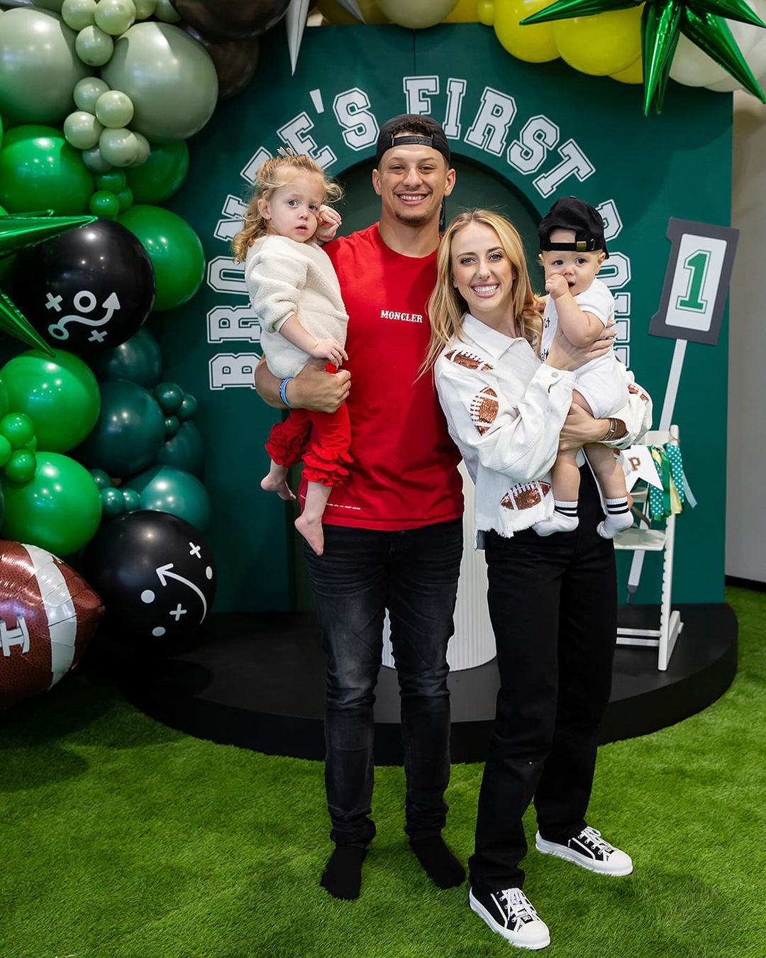 Patrick and Brittany Mahoмes with their kids.