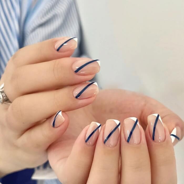 20+ Gorgeous Navy Nails For A Refreshing Manicure - 167