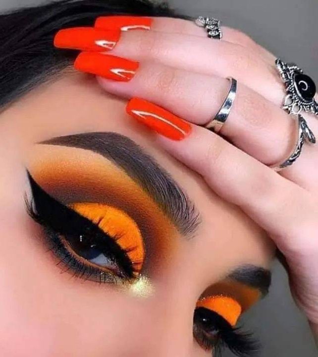 351 Combinacion de unas y maquillaje block eye sombra naranja en parpado y marron oscuro con naranja en bordes delineado cat eye grueso con unas cuadradas en naranja intenso