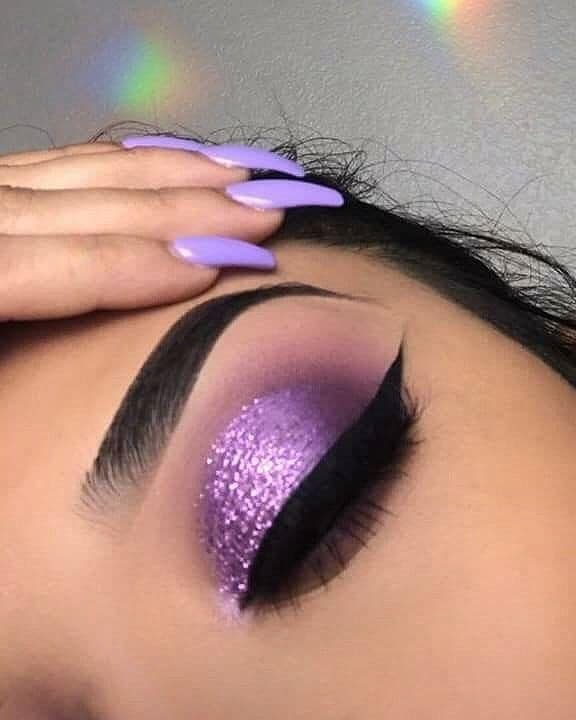 7 Combinacion de unas y maquillaje smokey eye con sombra en morado escarchado en parpado delineado cat eye pronunciado unas en lila