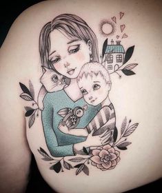 Tatuajes para Madres Hijos Tipo Dibujo realista madre alzando a hijo con ave an la mano atras se ve una casa el sol flores y hojas en espalda omoplato tambien hay un gato