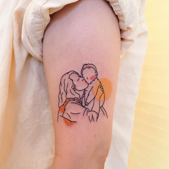 Tatuajes para Madres Hijos en brazo madre sosteniendo a hijo bebe contorno negro