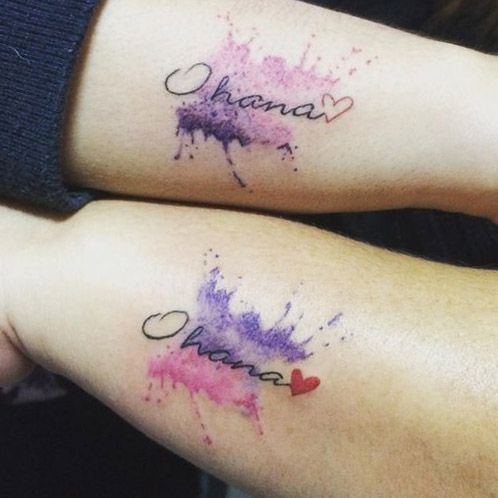 Tatuajes para Madres Hijos en brazos de madre e hija acuarela con la palabra Ohana que quiere decir familia y corazones