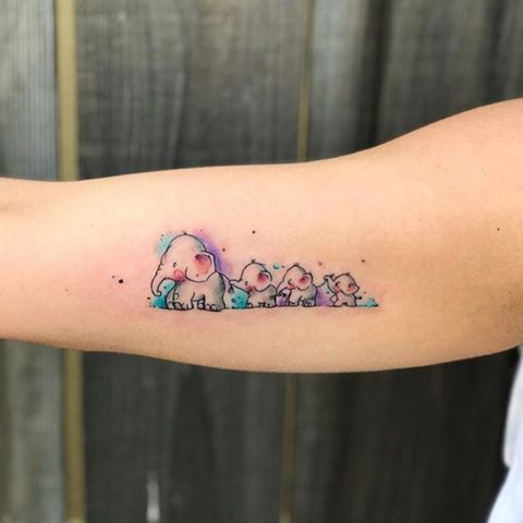 Tatuajes para Madres Hijos y Familia Elefanta con sus tres hijos elefantitos en brazo