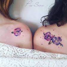 Tatuajes para Madres Hijos y Familia Flores violetas en hombros opuestos de madre e hija