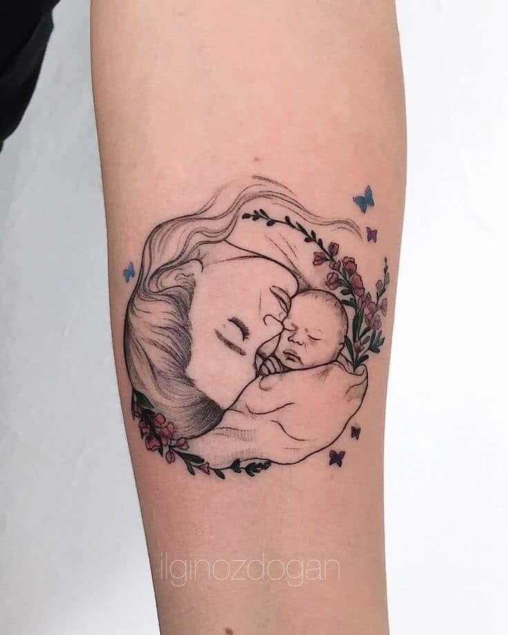 Tatuajes para Madres Hijos y Familia Madre con la cara pegada a la cara de su bebe ramos de flores rojas mariposas en antebrazo
