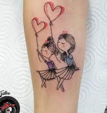 Tatuajes para Madres Hijos y Familia dos hijas con globos de corazones en antebrazo
