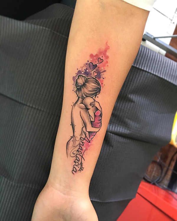 Tatuajes para Madres Hijos y Familia en antebrazo madre abrazando sobre el pecho a hiija acuarela de fondo y nombre Anastasia