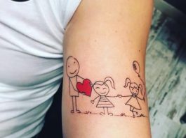 Tatuajes para Madres Hijos y Familia en brazo caricatura de madre o padre entregando un corazon a dos hijas