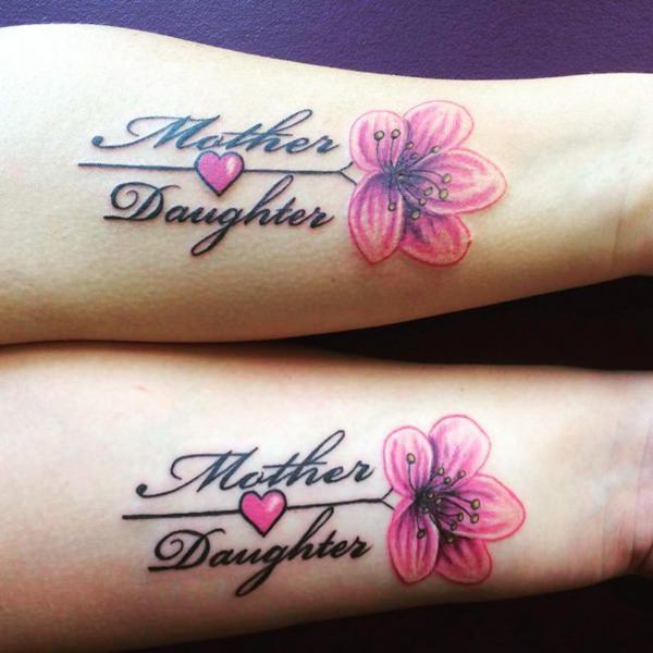 Tatuajes para Madres Hijos y Familia en el antebrazo flor rosada en el tallo corazon rosado y las palabras mother Daughter madre e Hija