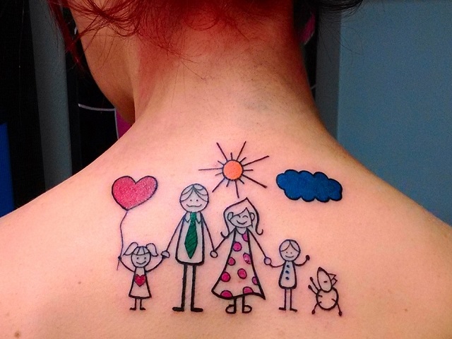 Tatuajes para Madres Hijos y Familia en espalda entre los omoplatos caricatura con madre padre hija e hijo y perro sol nubes globo en forma de corazon