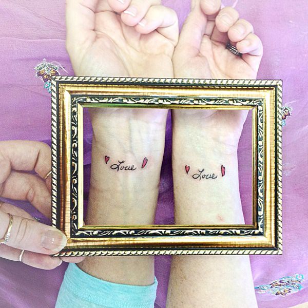 Tatuajes para Madres Hijos y Familia en munecas de madre e hija palabra Love Amor con dos corazones rojos