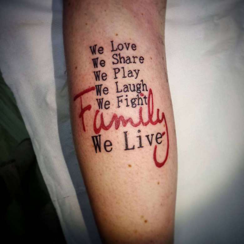 Tatuajes para Madres Hijos y Familia inscripcion en antebrazo We Love We Share We Play We Laugh We Fight Family We Live Nos encanta compartimos jugamos reimos luchamos contra la familia vivimos