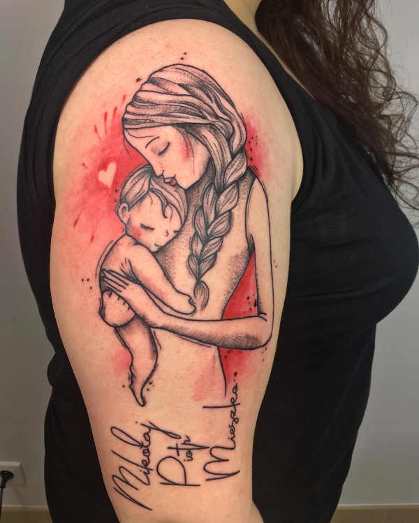 Tatuajes para Madres Hijos y Familia mitad de manga madre abrazando y protegiendo a bebe con fondo de acuarela roja y nombres