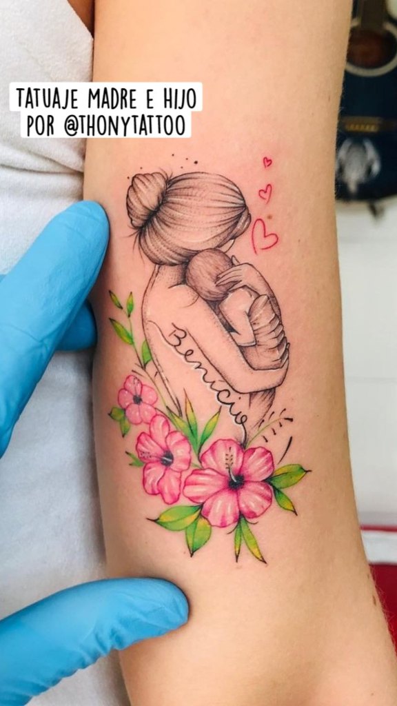 Tatuajes para madres Hijos y familia Madre abrazando y protegiendo a Bebe con flores campanitas rosadas Hojas verdes corazones y nombre benicio