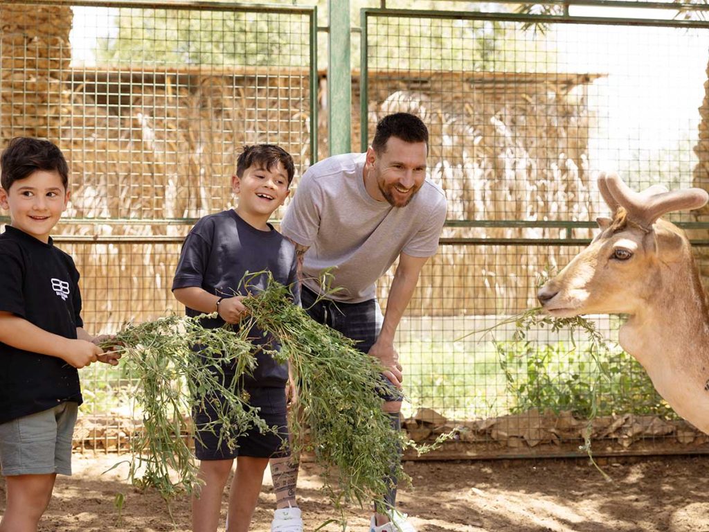 Leo Messi in Saudi with his family: feeding an  Arabian Gazelle