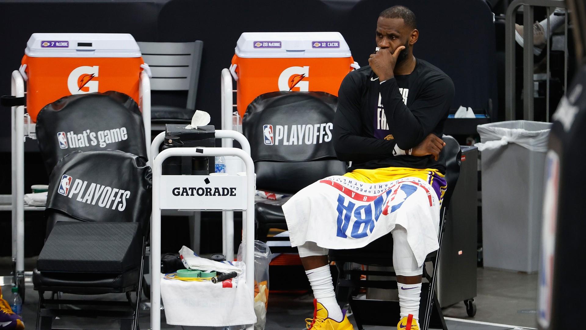 Lakers' Frank Vogel explains why LeBron James left bench before end of Game  5 vs. Suns | Sporting News Canada