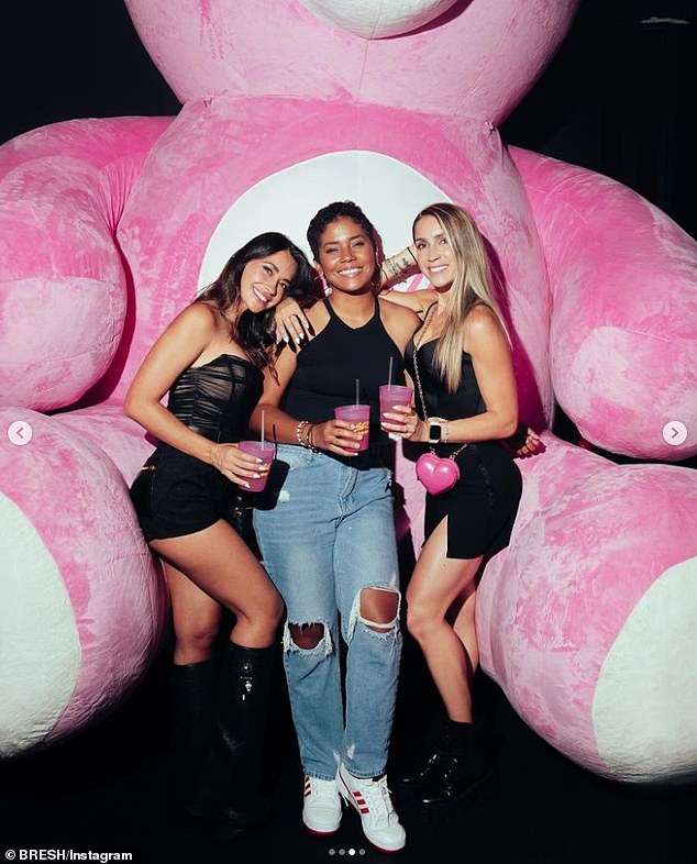 Antonela, Sofia, and a third friend pose for a photo in front of the giant teddy bear