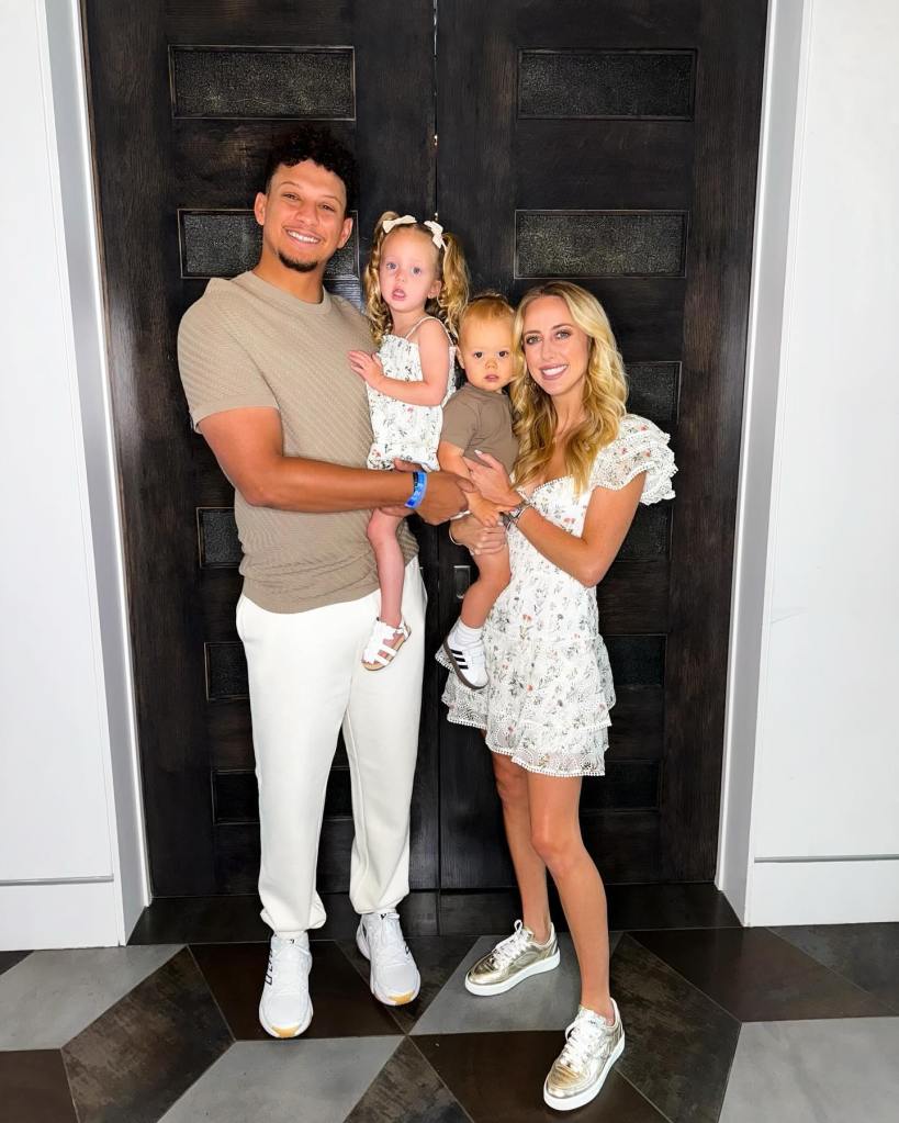 Patrick and Brittany Mahomes with their 𝘤𝘩𝘪𝘭𝘥ren